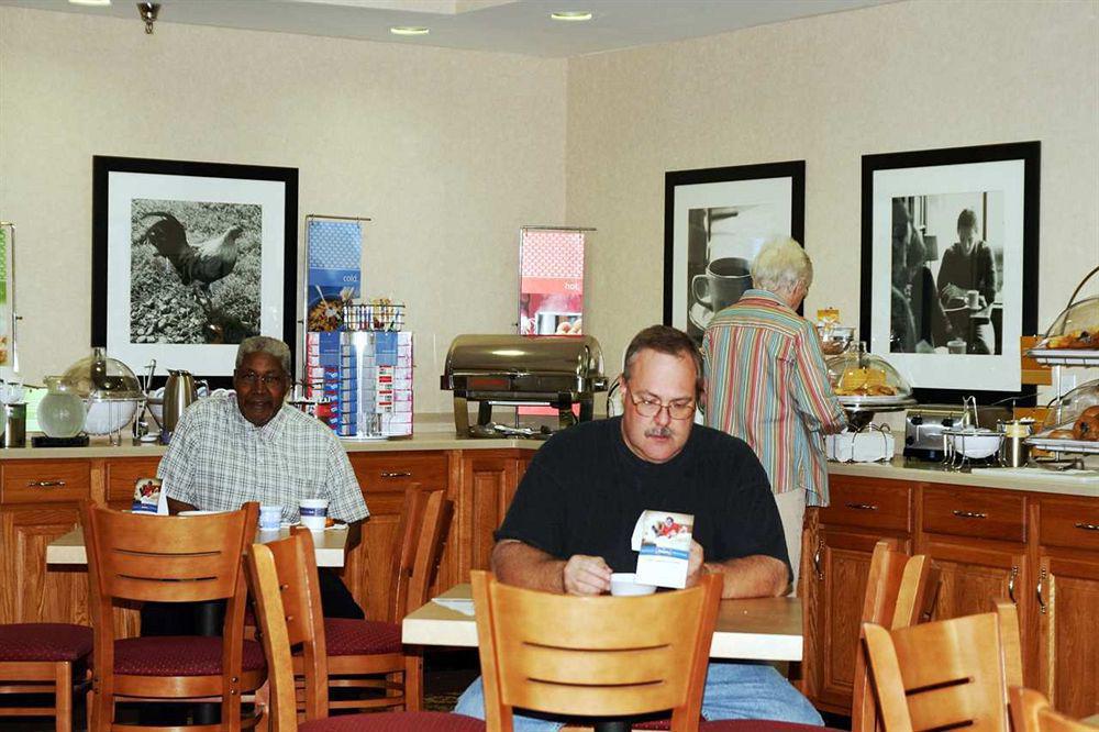 Wingate By Wyndham Steubenville Restaurant bilde